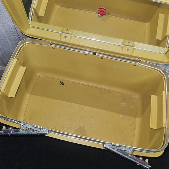 VTG Yellow Samsonite Train Case, Carry-On Cosmetic Luggage Tote - Picture 5 of 10